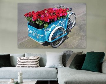 Bakfiets avec des roses rouges sur Carel van der Lippe