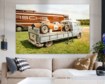 Porsche-Formel rennwagen auf einem Flachbett Volkswagen Transporter, VW T2 von Sjoerd van der Wal Fotografie