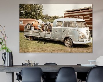 Porsche-Formel rennwagen auf einem Flachbett Volkswagen Transporter, VW T2 von Sjoerd van der Wal Fotografie