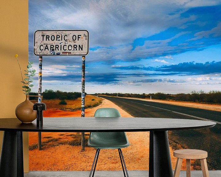 Sfeerimpressie behang: Tropic of Capricorn verkeersbord in Australië van Eveline Dekkers