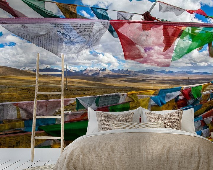 Sfeerimpressie behang: Tibetaanse gebedsvlaggetjes Tibet van Eveline Dekkers
