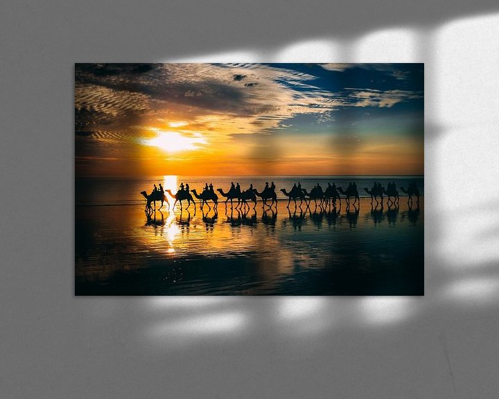 Sfeerimpressie: Kamelen bij zonsondergang Australië van Eveline Dekkers