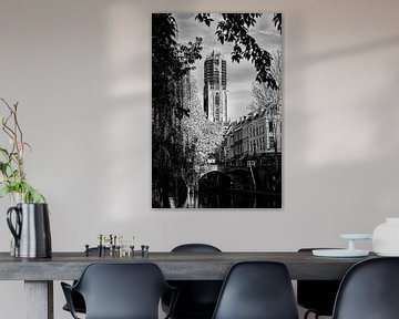 De Utrechtse Dom in de steigers in zwartwit vanaf de werf van de Oudegracht by De Utrechtse Grachten
