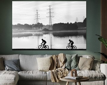 Mountainbikers in landschap