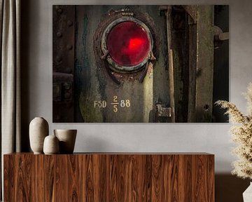 Details van een rode lamp van een  oude verlaten trein op een doodlopend spoor. van Paul Wendels