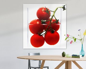 Frische Tomaten im abstrakten Küchenstillleben von Tanja Riedel