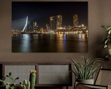 Skyline Rotterdam by night met uitzicht op Erasmusbrug, de Rotterdam en de AIDA van Eddie Visser