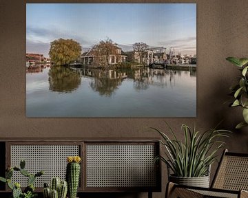 De oude binnenhaven van het Friese stadje Makkum in het avondlicht