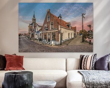 Straatbeeld in het Friese stadje Makkum met huizen en kerk