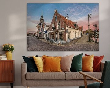 Straatbeeld in het Friese stadje Makkum met huizen en kerk van Harrie Muis