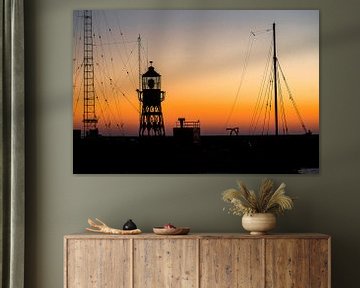 Contours d'un bateau-phare dans le port au coucher du soleil sur Fotografiecor .nl