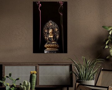 Buddha met gekleurde wierrook