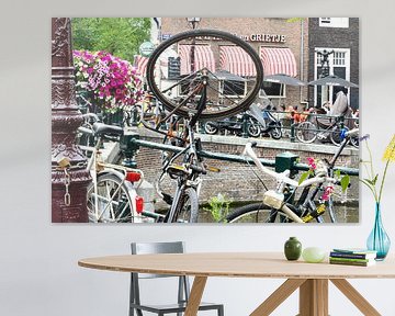 amsterdamse kade met geparkeerde fietsen van Petra De Jonge