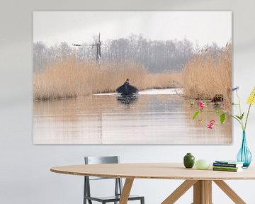 fluisterboot en windmolen in giethoorn