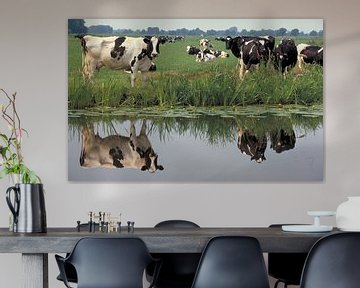 Koeien spiegelen in een sloot van Wim van der Ende