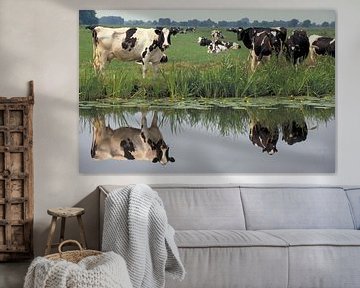 Koeien spiegelen in een sloot van Wim van der Ende