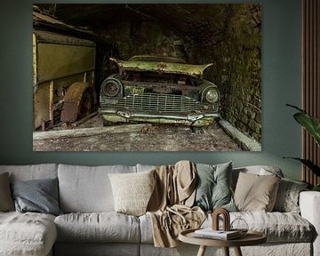 Verlaten en verroeste auto in een garage von Angelo de Bruin