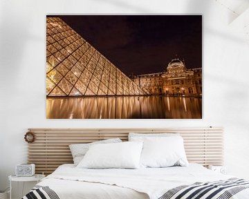 Het Louvre-gebouw in Parijs van Angelo de Bruin