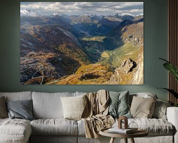 Uitzicht op Geiranger en Geirangerfjord van Menno Schaefer