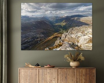 Uitzicht op Geiranger en Geirangerfjord van Menno Schaefer