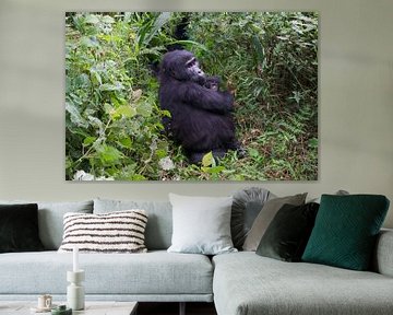 Berggorilla met baby in de natuur van Oeganda van Annelotte van der Bent