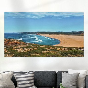 De golven spoelen aan op dit grote strand in Portugal