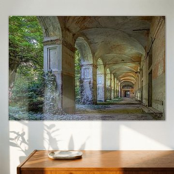 Verlaten galerij in een voormalig Italiaans ziekenhuis van Frans Nijland