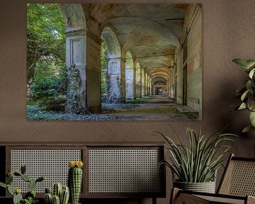 Verlaten galerij in een voormalig Italiaans ziekenhuis van Frans Nijland