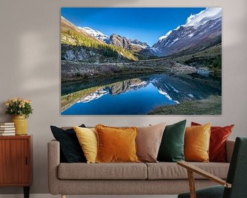 Grundsee met weerspiegeling van de bergen in het Lötschental. van Ad Van Koppen Fotografie