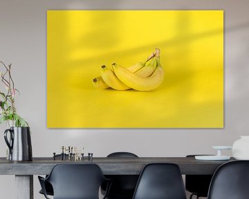 Drie bananen op gele achtergrond van Wim Stolwerk