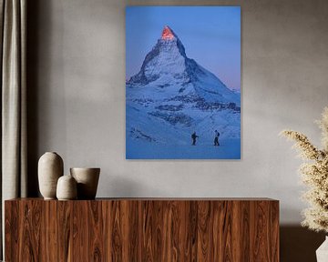 Wintersportler am Matterhorn im Sonnenaufgang