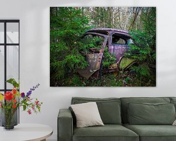 Verrostetes, verlassenes Auto in den Wäldern von Patrick Verhoef