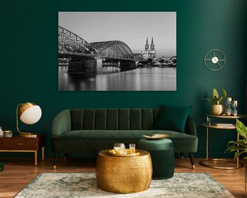Kölner Dom und  Hohenzollernbrücke in schwarz-weiß