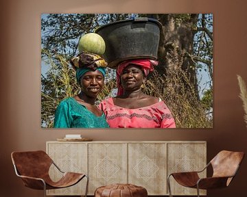 Vrouwen in Gambia, Afrika. Mooi, sterk en elegant. von Susan van der Riet