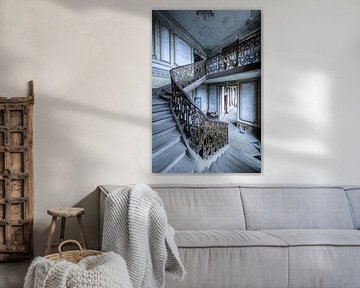 Schönes Treppenhaus in verlassener Villa von Inge van den Brande
