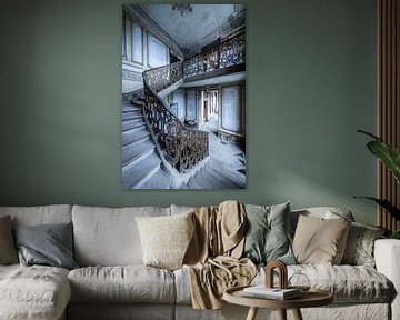 Bel escalier dans une villa abandonnée sur Inge van den Brande