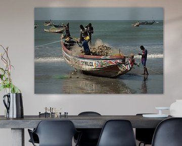 Vissersboot in Gambia, met Messi als boegbeeld van Susan van der Riet