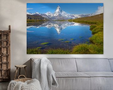 Reflectie van de Matterhorn in bergmeer Stellisee van Menno Boermans