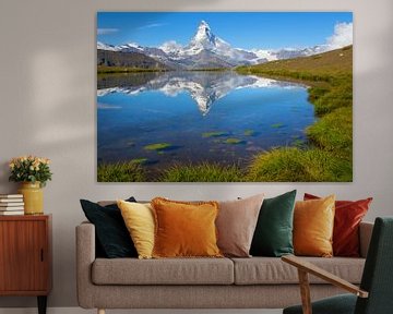 Reflectie van de Matterhorn in bergmeer Stellisee van Menno Boermans