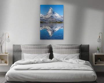 Spiegelung des Matterhorns im Bergsee von Menno Boermans