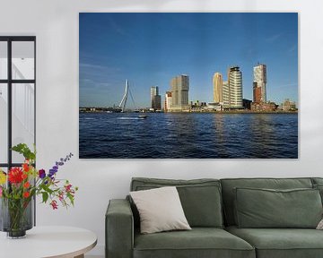 Een varende watertaxi voor de  skyline van Rotterdam met de Erasmusbrug, Nederland. van Tjeerd Kruse