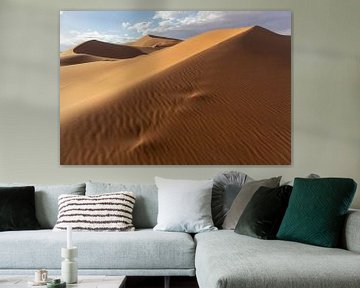 Dunes de sable du désert illuminées par une belle lumière chaude du matin