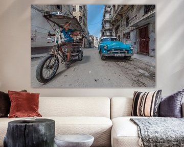 Straten van Havana in Cuba met oldtimer en fietser