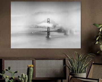 Pont du Golden Gate dans le brouillard | monochrome sur Melanie Viola