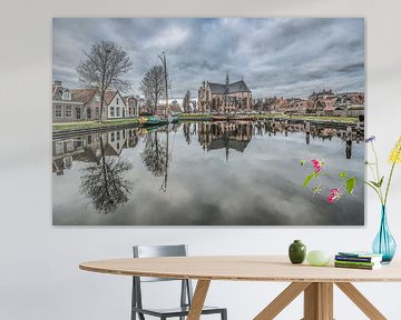 De kleine binnenhaven van Workum, Friesland weerspiegeld in het water.