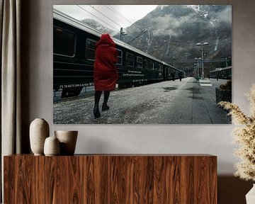 Frau in rotem Mantel in der Flammenstation, Norwegen von Arno Maetens