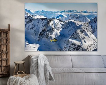 Helicopter boven de alpen met de Italiaanse Dolomieten in de achtergrond van Hidde Hageman