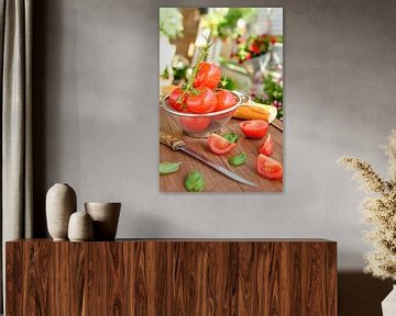 Verse tomaten liggen in een vergiet op een houten dienblad van Edith Albuschat