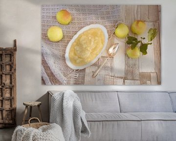 Zelfs gekookte appelmoes ligt in een porseleinen kom op een tafel van Edith Albuschat