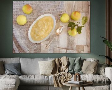 Zelfs gekookte appelmoes ligt in een porseleinen kom op een tafel van Edith Albuschat